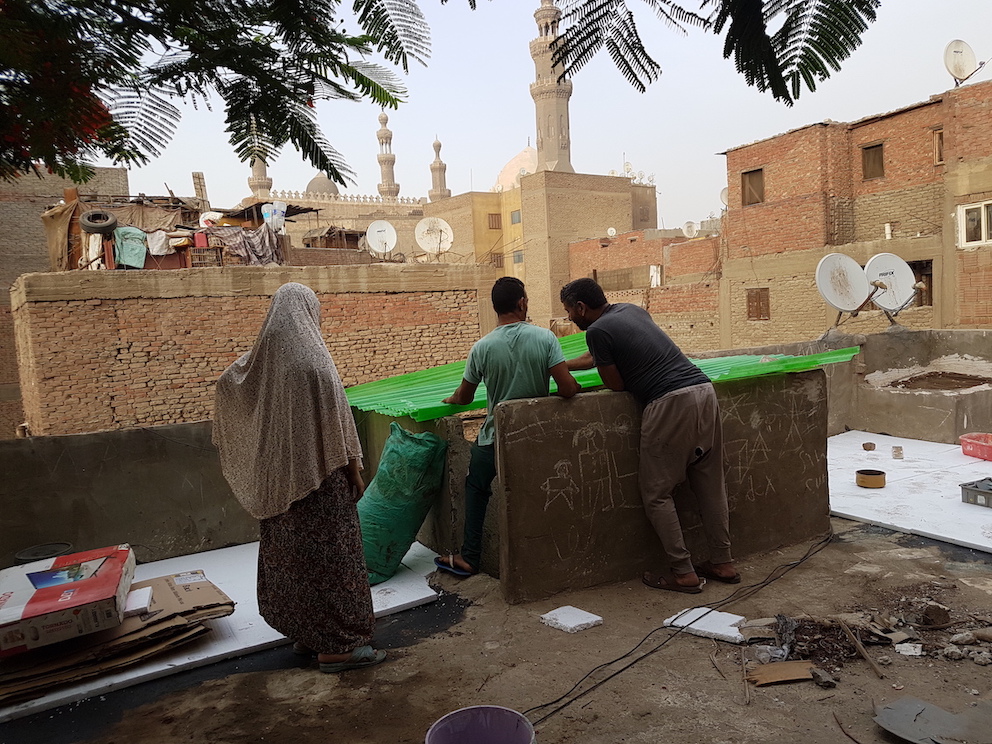 Om Rania insulating her rooftop in a popular historical neighborhood in Cairo, Egypt. Photo: Dalila Ghodbane, SNSF Professorship